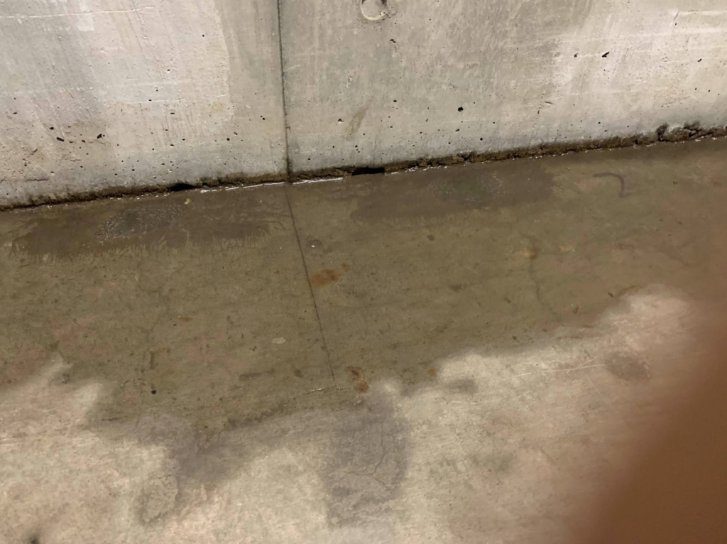 床と壁の塵際からの漏水