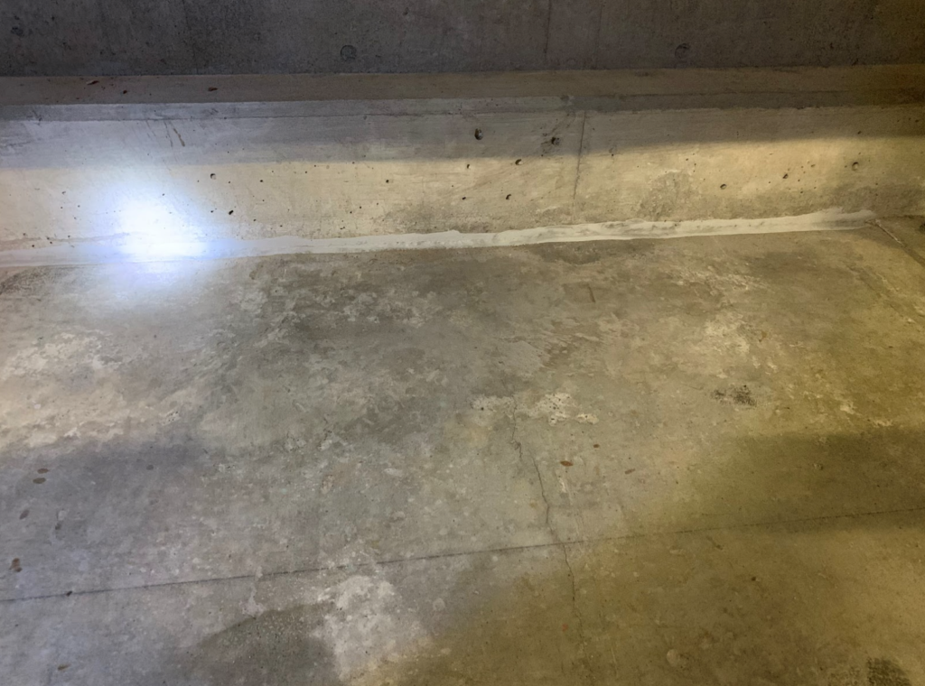 床と壁との塵際にもSクリートクラックを刷毛にてしごき塗する。